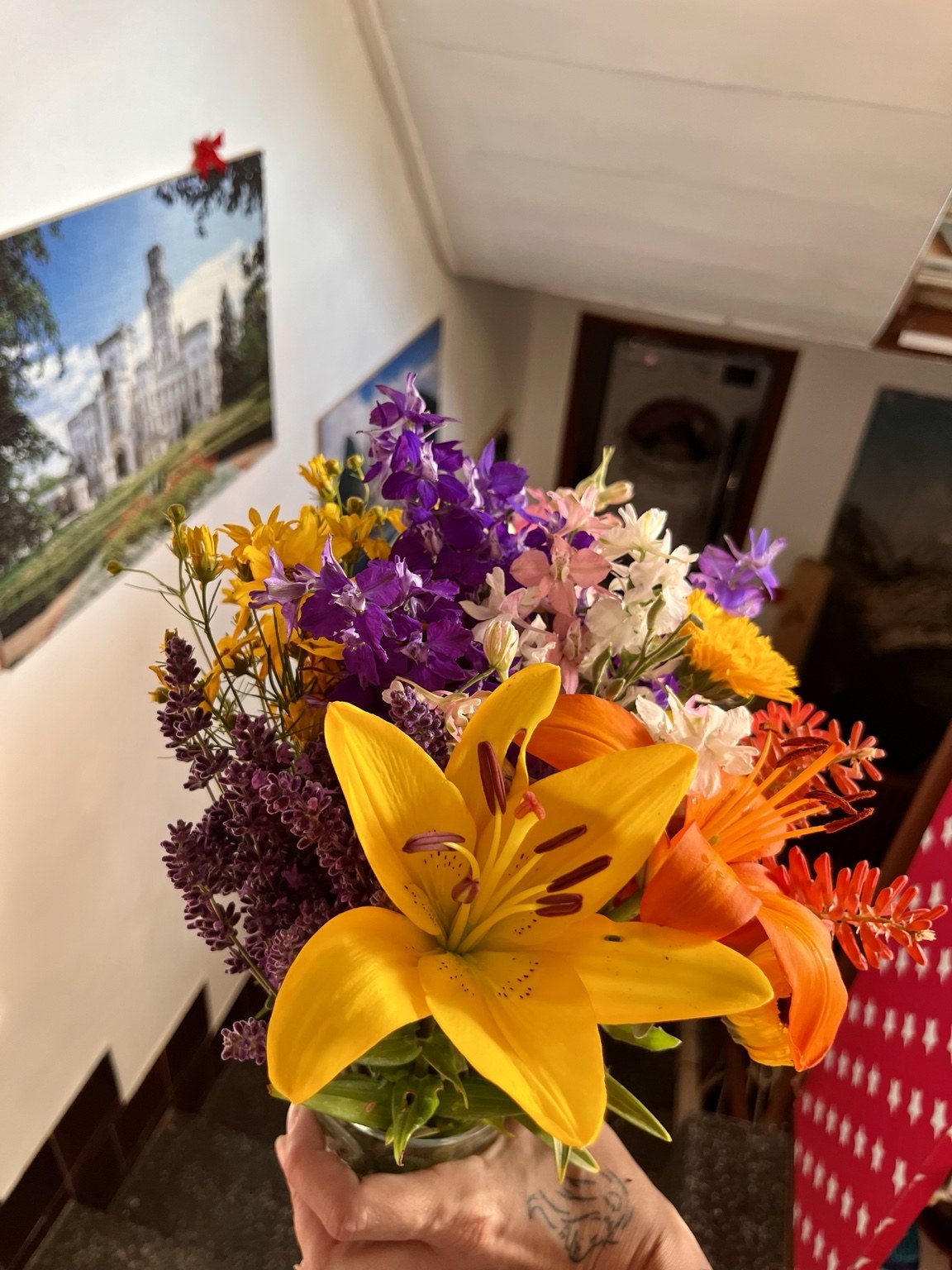 Kytice se žlutou lilií — tvorba Sany